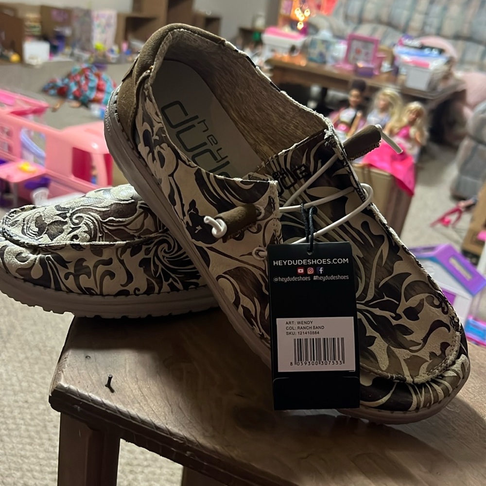 HEY DUDE NEW SHOES SIZE 9